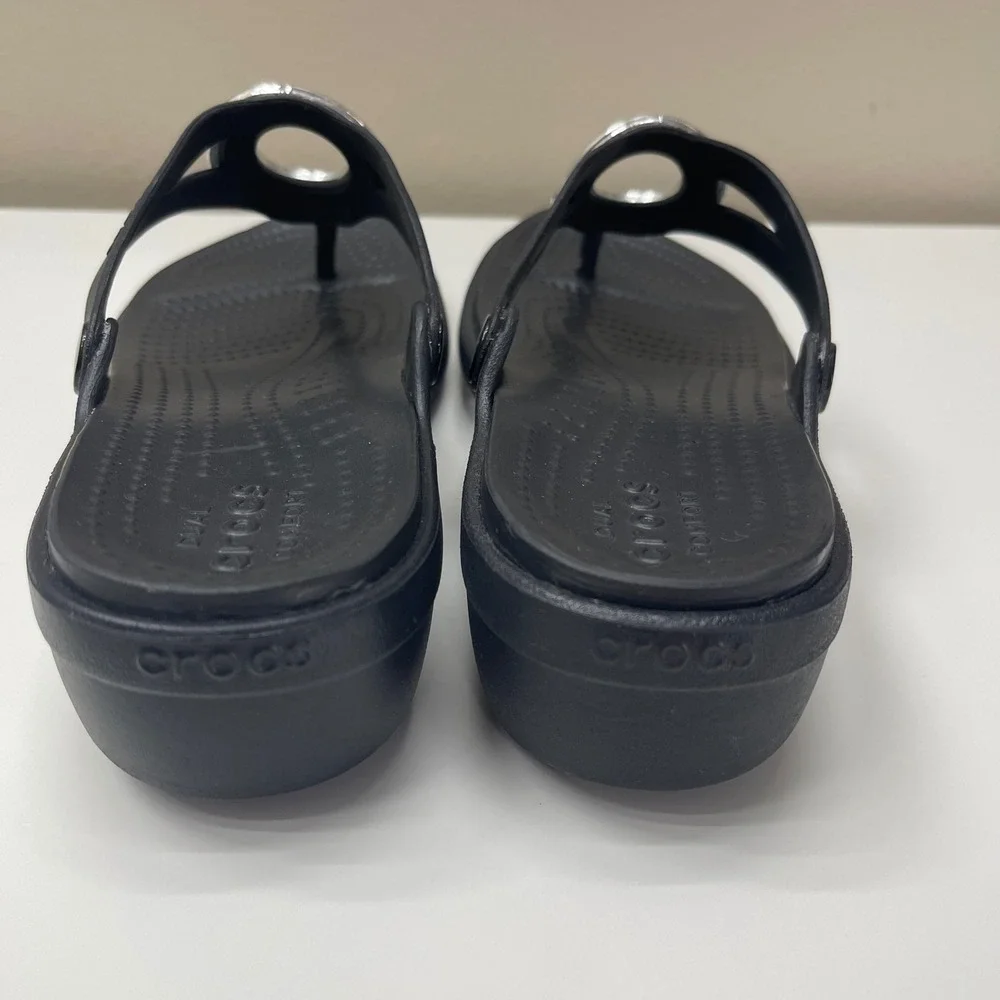 Crocs Sanrah Hammered Circle Wedge Sandals 8 Black Thong Flip Flops 204896